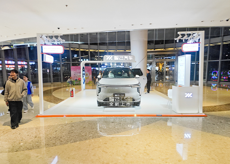 智己汽车 X  成都世贸广场  